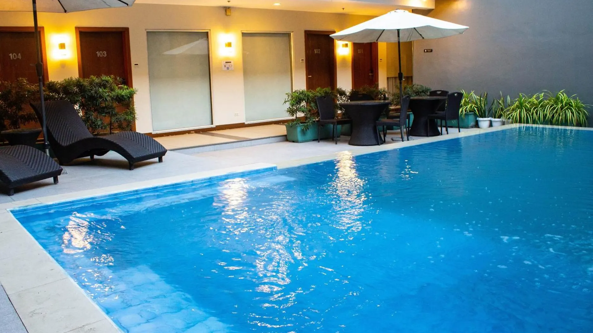 88 Courtyard Hotel Pasay
