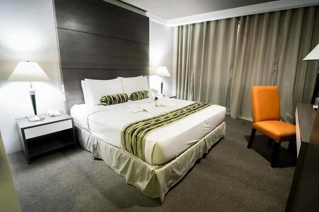 88 Courtyard Hotel Pasay 3*,