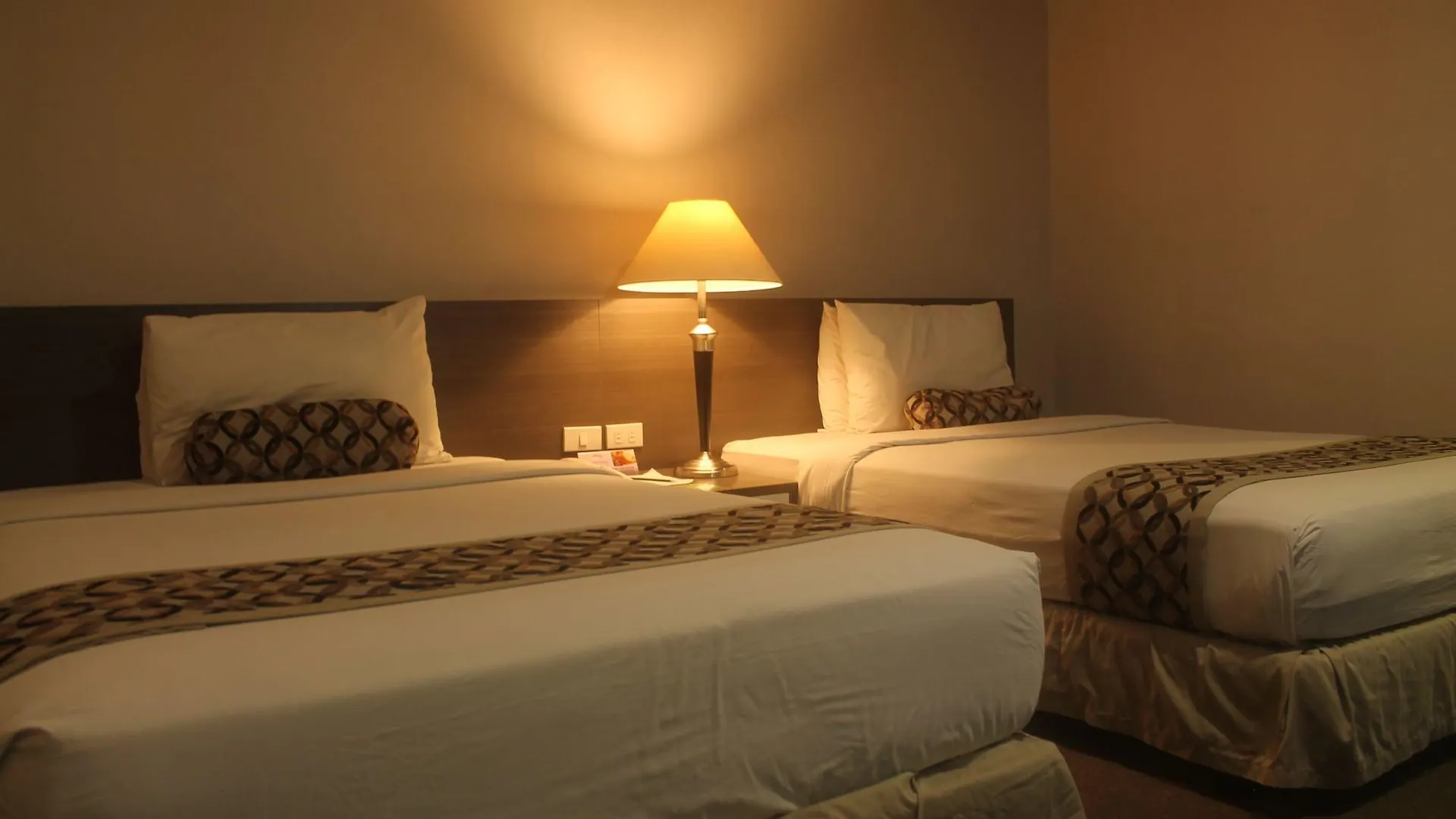 88 Courtyard Hotel Pasay 3*,
